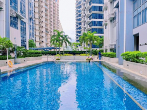 McKinley BGC Sleek Luxury Studio, Pool & Wi-Fi